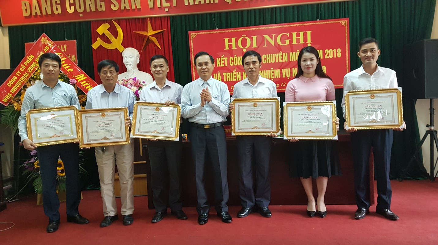 Tiền Phong miền Trung nhận bằng khen của UBND tỉnh Nghệ An